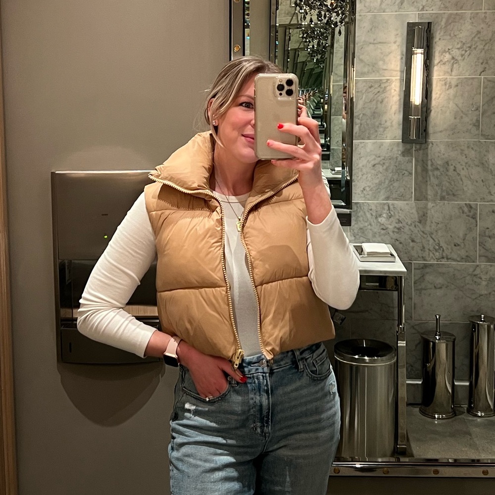 🚨SOLD🚨Cropped Puffer Vest - Picture 1 of 3